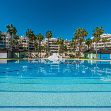 Frontline beach apartment with contemporary interiors within Las Dunas Park, Estepona East Picture 28