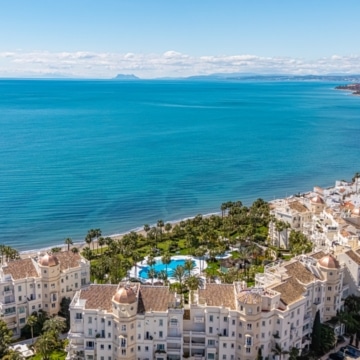 Frontline beach apartment with contemporary interiors within Las Dunas Park, Estepona East Picture 11
