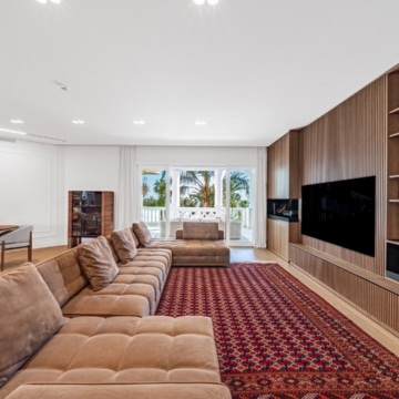 Frontline beach apartment with contemporary interiors within Las Dunas Park, Estepona East Picture 14