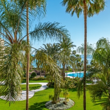 Frontline beach apartment with contemporary interiors within Las Dunas Park, Estepona East Picture 15