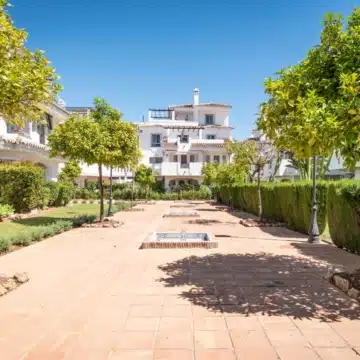 Elegant duplex penthouse within the highly desirable community of Los Naranjos de Marbella Picture 2