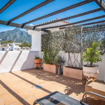 Elegant duplex penthouse within the highly desirable community of Los Naranjos de Marbella Picture 6