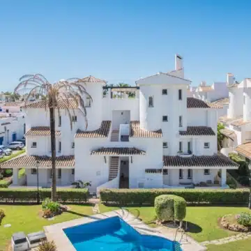 Elegant duplex penthouse within the highly desirable community of Los Naranjos de Marbella Picture 13