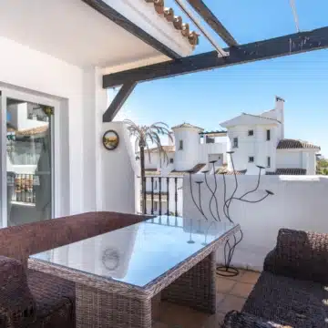 Elegant duplex penthouse within the highly desirable community of Los Naranjos de Marbella Picture 4