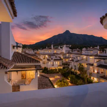 Elegant duplex penthouse within the highly desirable community of Los Naranjos de Marbella Picture 15