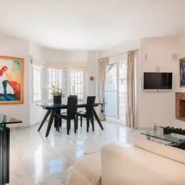 Elegant duplex penthouse within the highly desirable community of Los Naranjos de Marbella Picture 8