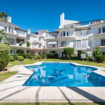 Elegant duplex penthouse within the highly desirable community of Los Naranjos de Marbella Picture 9