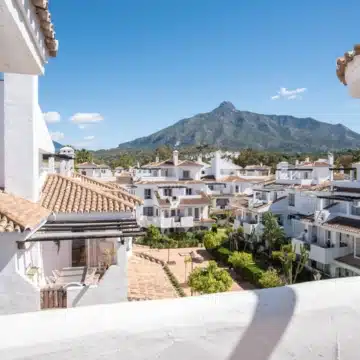 Elegant duplex penthouse within the highly desirable community of Los Naranjos de Marbella Picture 10