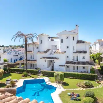 Elegant duplex penthouse within the highly desirable community of Los Naranjos de Marbella Picture 11
