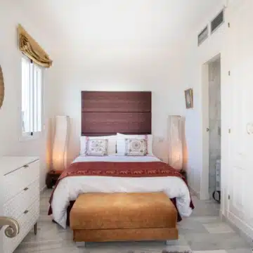Elegant duplex penthouse within the highly desirable community of Los Naranjos de Marbella Picture 5