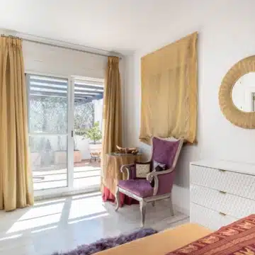 Elegant duplex penthouse within the highly desirable community of Los Naranjos de Marbella Picture 12
