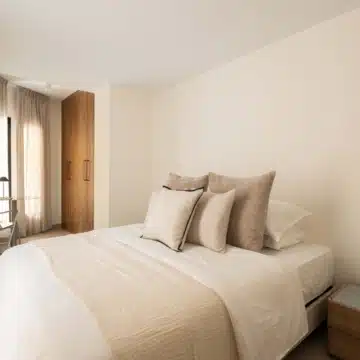 Beautifully renovated ground floor apartment in the prestigious Les Belvederes, Nueva Andalucia Picture 2