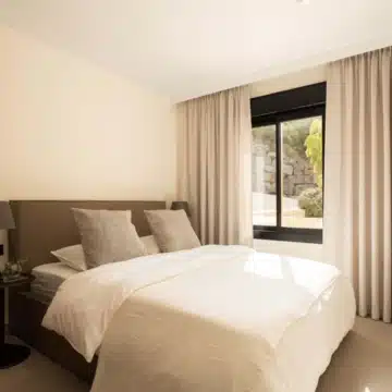 Beautifully renovated ground floor apartment in the prestigious Les Belvederes, Nueva Andalucia Picture 15