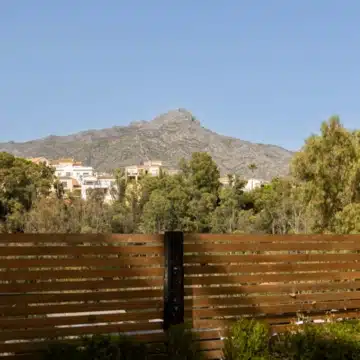 Beautifully renovated ground floor apartment in the prestigious Les Belvederes, Nueva Andalucia Picture 26