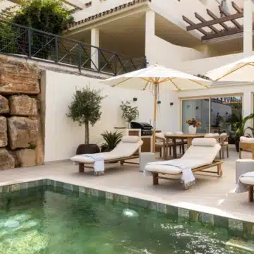 Beautifully renovated ground floor apartment in the prestigious Les Belvederes, Nueva Andalucia Picture 5
