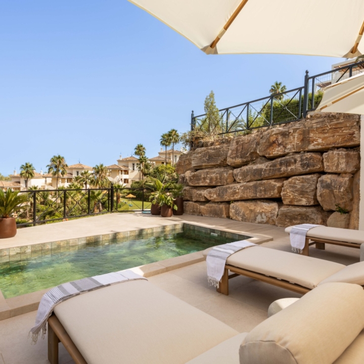 Beautifully renovated ground floor apartment in the prestigious Les Belvederes, Nueva Andalucia Picture