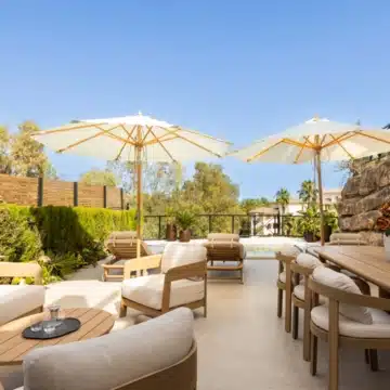 Beautifully renovated ground floor apartment in the prestigious Les Belvederes, Nueva Andalucia Picture 29