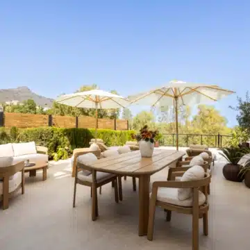 Beautifully renovated ground floor apartment in the prestigious Les Belvederes, Nueva Andalucia Picture 3