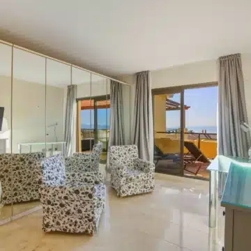 Two bedroom Penthouse with Panoramic Sea Views in Hacienda del Señorio de Cifuentes, Benahavís Picture 6