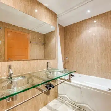Beautiful Two bedroom penthouse in sought-after gated urbanisation of Cortijo del Mar, Estepona Picture 16