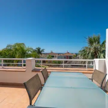 Beautiful Two bedroom penthouse in sought-after gated urbanisation of Cortijo del Mar, Estepona Picture 14