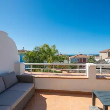 Beautiful Two bedroom penthouse in sought-after gated urbanisation of Cortijo del Mar, Estepona Picture 15