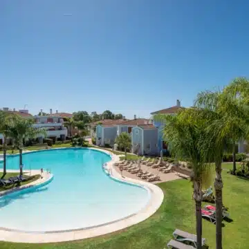 Beautiful Two bedroom penthouse in sought-after gated urbanisation of Cortijo del Mar, Estepona Picture 17