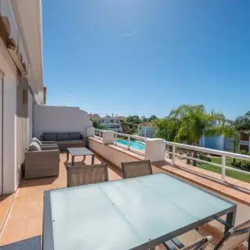 Beautiful Two bedroom penthouse in sought-after gated urbanisation of Cortijo del Mar, Estepona Picture 18