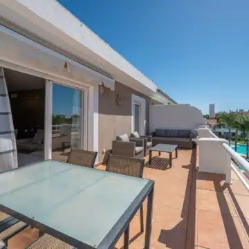 Beautiful Two bedroom penthouse in sought-after gated urbanisation of Cortijo del Mar, Estepona Picture 20