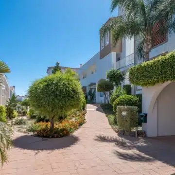 Beautiful Two bedroom penthouse in sought-after gated urbanisation of Cortijo del Mar, Estepona Picture 5