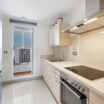 Beautiful Two bedroom penthouse in sought-after gated urbanisation of Cortijo del Mar, Estepona Picture 6