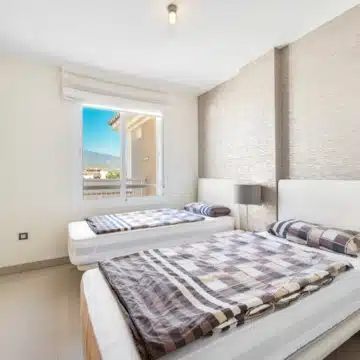 Beautiful Two bedroom penthouse in sought-after gated urbanisation of Cortijo del Mar, Estepona Picture 12