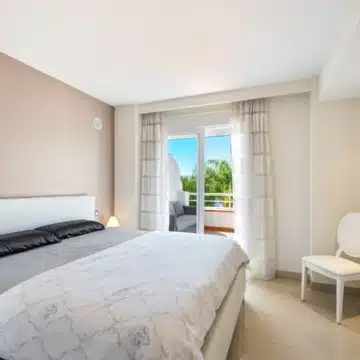 Beautiful Two bedroom penthouse in sought-after gated urbanisation of Cortijo del Mar, Estepona Picture 2