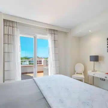 Beautiful Two bedroom penthouse in sought-after gated urbanisation of Cortijo del Mar, Estepona Picture 26