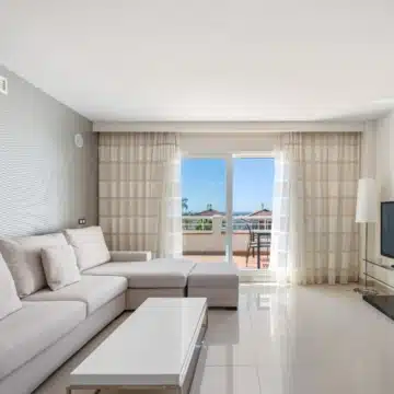 Beautiful Two bedroom penthouse in sought-after gated urbanisation of Cortijo del Mar, Estepona Picture 30
