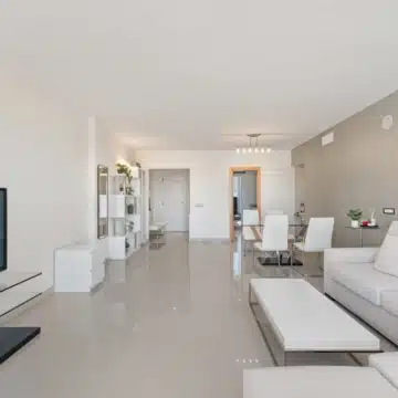 Beautiful Two bedroom penthouse in sought-after gated urbanisation of Cortijo del Mar, Estepona Picture 31