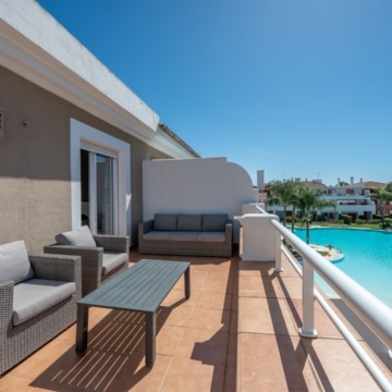 Beautiful Two bedroom penthouse in sought-after gated urbanisation of Cortijo del Mar, Estepona Picture 33