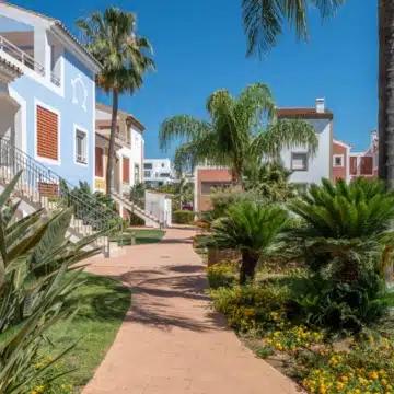 Beautiful Two bedroom penthouse in sought-after gated urbanisation of Cortijo del Mar, Estepona Picture 0