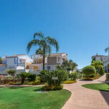 Beautiful Two bedroom penthouse in sought-after gated urbanisation of Cortijo del Mar, Estepona Picture 3