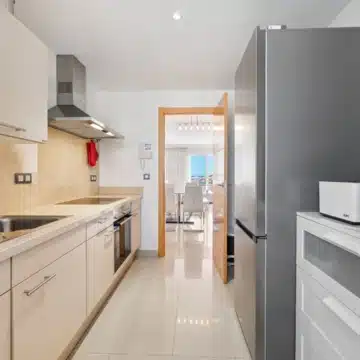 Beautiful Two bedroom penthouse in sought-after gated urbanisation of Cortijo del Mar, Estepona Picture 7