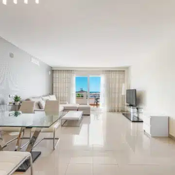 Beautiful Two bedroom penthouse in sought-after gated urbanisation of Cortijo del Mar, Estepona Picture 4