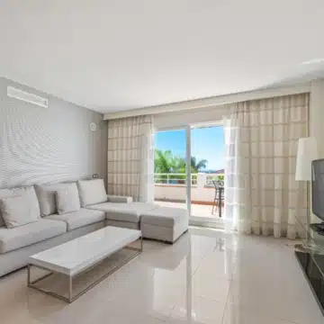 Beautiful Two bedroom penthouse in sought-after gated urbanisation of Cortijo del Mar, Estepona Picture 1