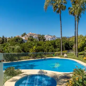 Beautiful Townhouse steps from the beach set in Arco Iris, Marbella Golden Mile Picture 3