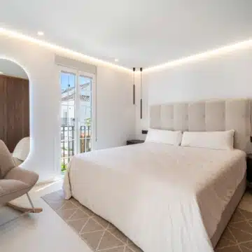 Beautiful Townhouse steps from the beach set in Arco Iris, Marbella Golden Mile Picture 2