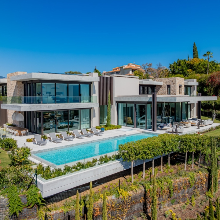 Extraordinary villa sits on a generous plot with panoramic views in the prestigious La Quinta, Benahavis Picture