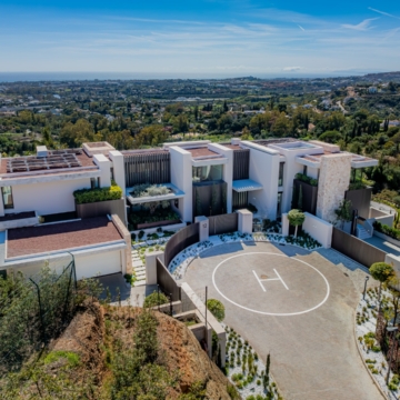 Extraordinary villa sits on a generous plot with panoramic views in the prestigious La Quinta, Benahavis Picture 61
