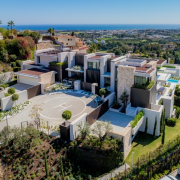 Extraordinary villa sits on a generous plot with panoramic views in the prestigious La Quinta, Benahavis Picture 62