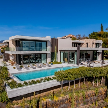 Extraordinary villa sits on a generous plot with panoramic views in the prestigious La Quinta, Benahavis Picture 64