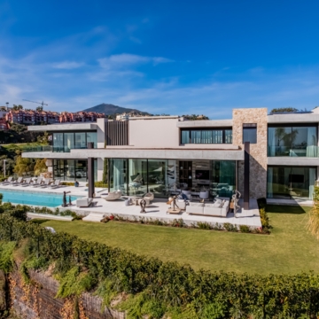 Extraordinary villa sits on a generous plot with panoramic views in the prestigious La Quinta, Benahavis Picture 65