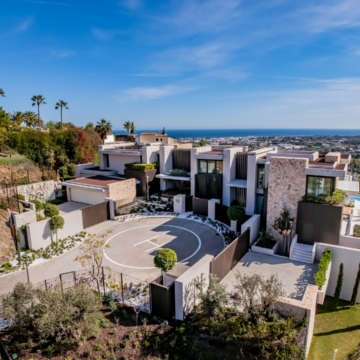 Extraordinary villa sits on a generous plot with panoramic views in the prestigious La Quinta, Benahavis Picture 67